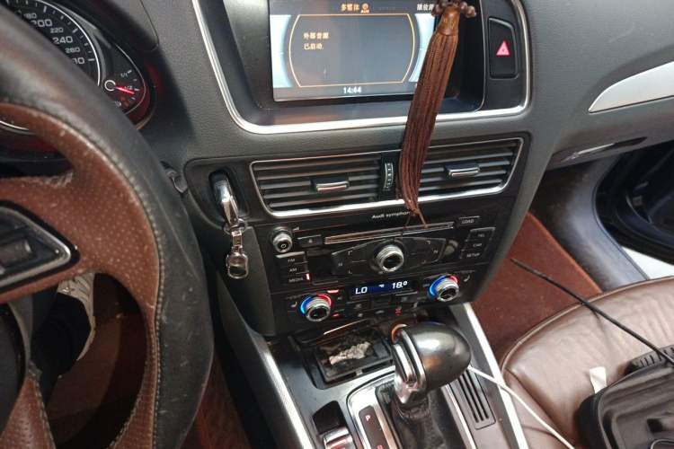 Used Audi Q5 2013 40 TFSI Technology Edition Audio And AC Panel