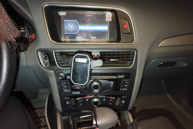 Used Audi Q5 2013 40 TFSI Ambition Audio And AC Panel