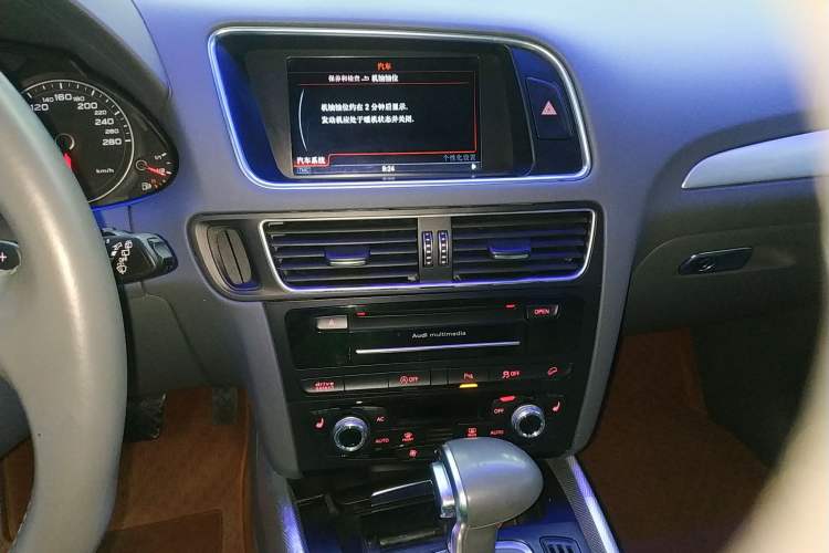 Used Audi Q5 2013 45 TFSI quattro Sport Edition Audio And AC Panel