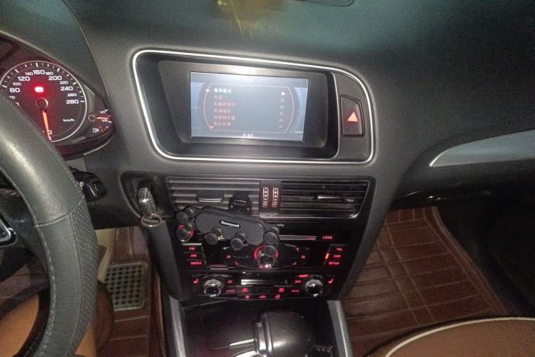 Used Audi Q5 2013 40 TFSI Technology Edition Audio And AC Panel