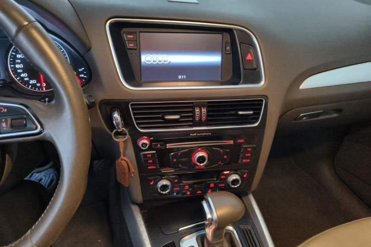 Used Audi Q5 2013 40 TFSI Technology Edition Audio And AC Panel