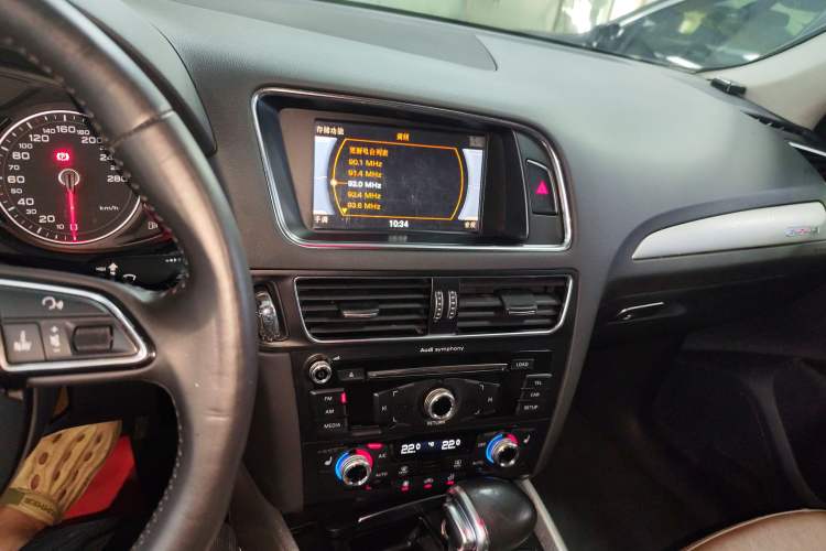 Used Audi Q5 2013 40 TFSI Technology Edition Audio And AC Panel