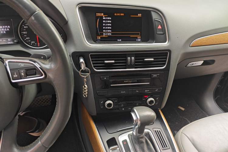 Used Audi Q5 2013 40 TFSI Luxury Model Audio And AC Panel