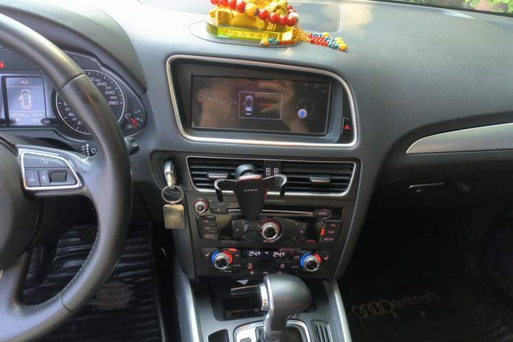 Used Audi Q5 2013 40 TFSI Technology Edition Audio And AC Panel