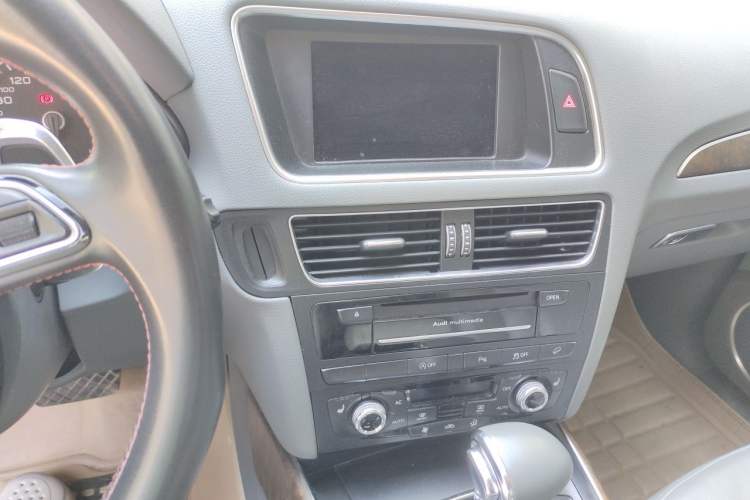 Used Audi Q5 2013 40 TFSI Comfort Edition Audio And AC Panel