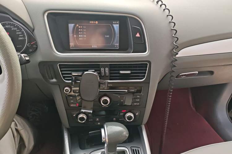 Used Audi Q5 2013 40 TFSI Technology Edition Audio And AC Panel