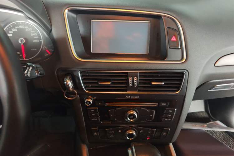 Used Audi Q5 2013 40 TFSI Ambition Audio And AC Panel