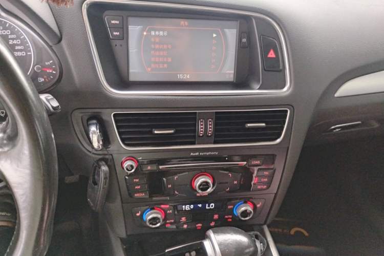 Used Audi Q5 2013 40 TFSI Technology Edition Audio And AC Panel