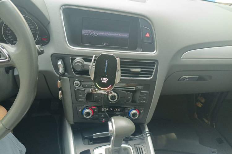 Used Audi Q5 2013 40 TFSI Technology Edition Audio And AC Panel
