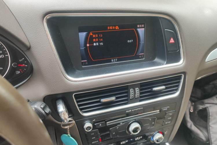 Used Audi Q5 2013 40 TFSI Technology Edition Audio And AC Panel