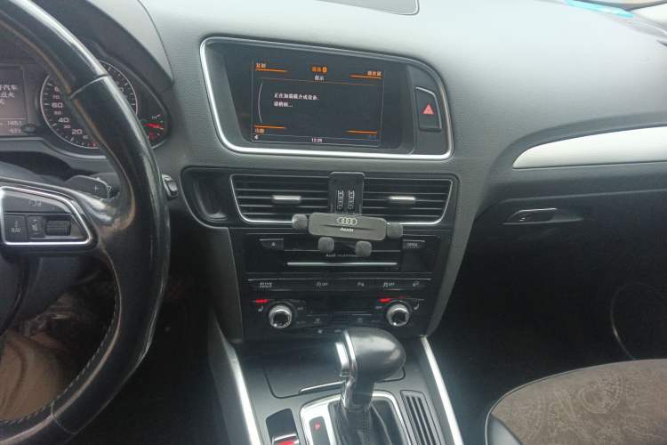 Used Audi Q5 2013 45 TFSI quattro Sport Edition Audio And AC Panel