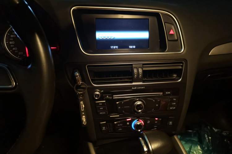 Used Audi Q5 2013 40 TFSI Ambition Audio And AC Panel