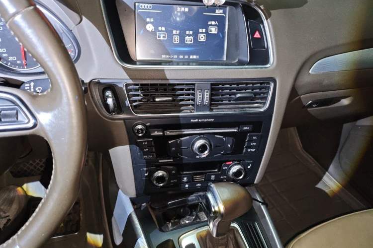 Used Audi Q5 2013 40 TFSI Technology Edition Audio And AC Panel