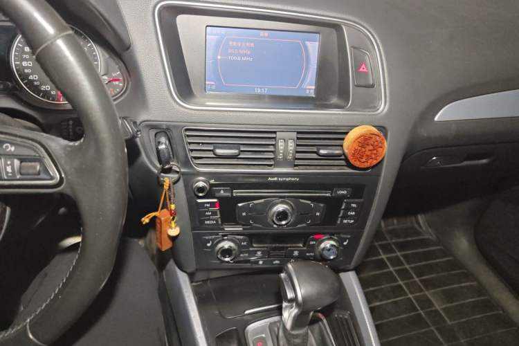 Used Audi Q5 2013 40 TFSI Technology Edition Audio And AC Panel