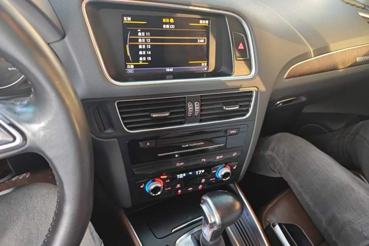Used Audi Q5 2013 40 TFSI Comfort Edition Audio And AC Panel