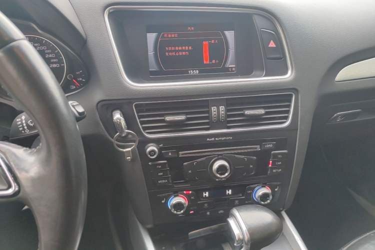 Used Audi Q5 2013 40 TFSI Technology Edition Audio And AC Panel