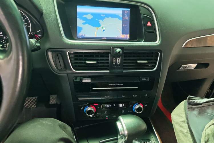 Used Audi Q5 2013 40 TFSI Comfort Edition Audio And AC Panel
