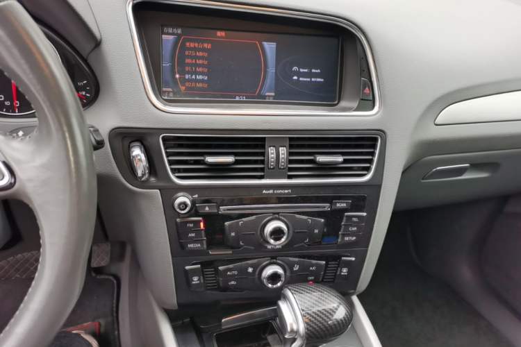 Used Audi Q5 2013 40 TFSI Ambition Audio And AC Panel