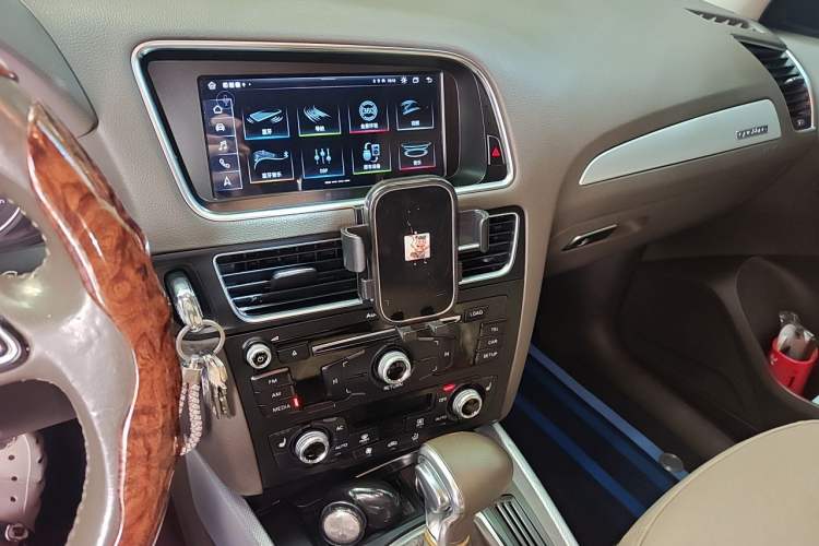 Used Audi Q5 2013 40 TFSI Technology Edition Audio And AC Panel