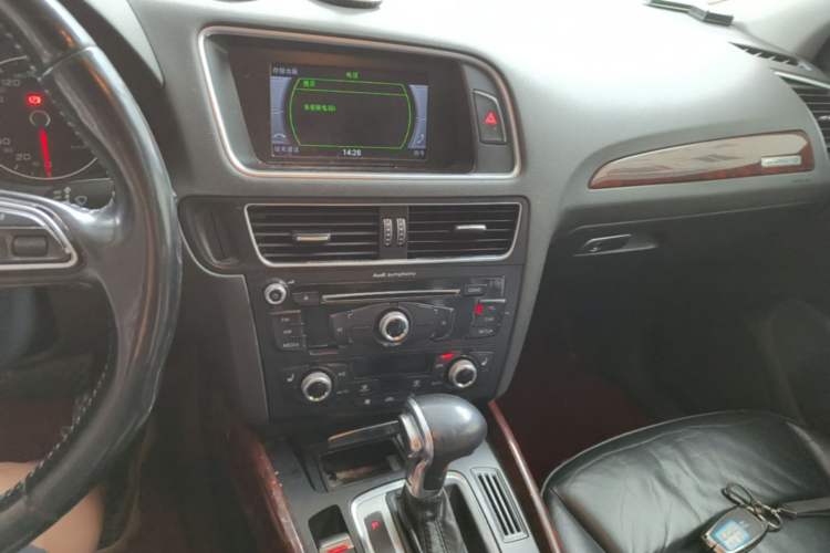 Used Audi Q5 2013 40 TFSI Technology Edition Audio And AC Panel