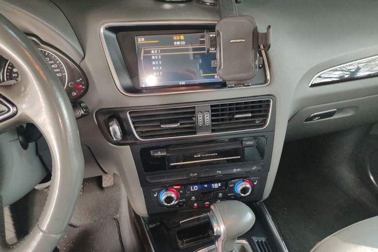 Used Audi Q5 2013 40 TFSI Technology Edition Audio And AC Panel