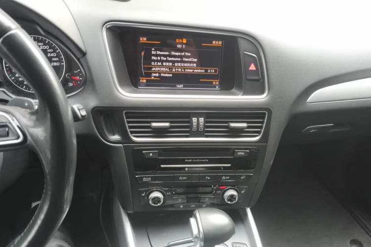 Used Audi Q5 2013 45 TFSI quattro Sport Edition Audio And AC Panel