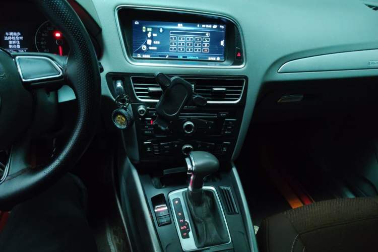Used Audi Q5 2013 40 TFSI Ambition Audio And AC Panel