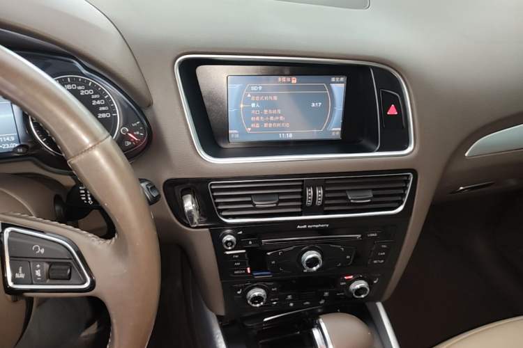 Used Audi Q5 2013 40 TFSI Technology Edition Audio And AC Panel