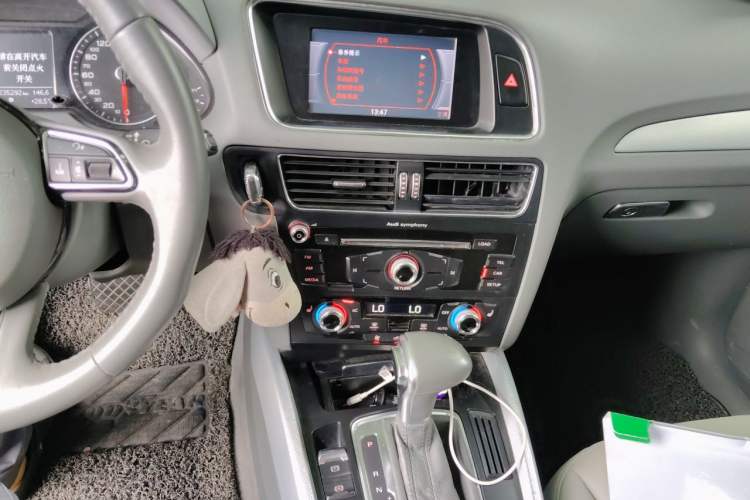 Used Audi Q5 2013 40 TFSI Technology Edition Audio And AC Panel
