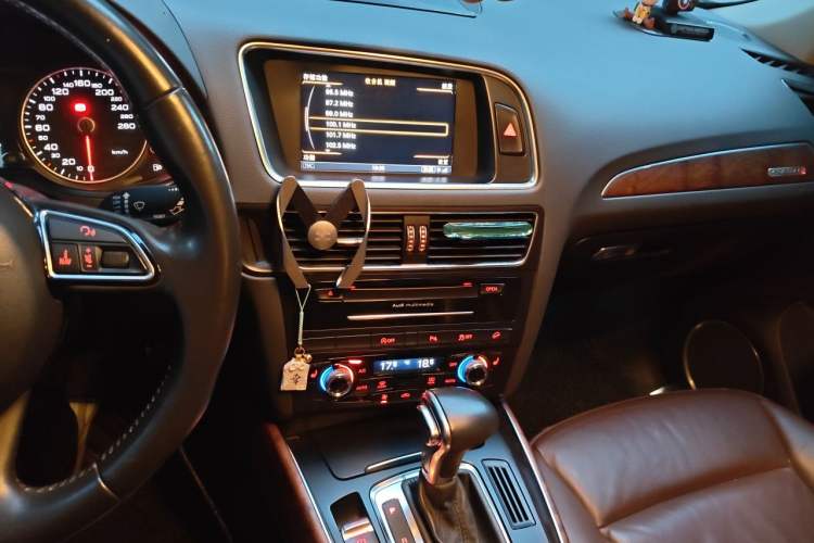 Used Audi Q5 2013 40 TFSI Technology Edition Audio And AC Panel