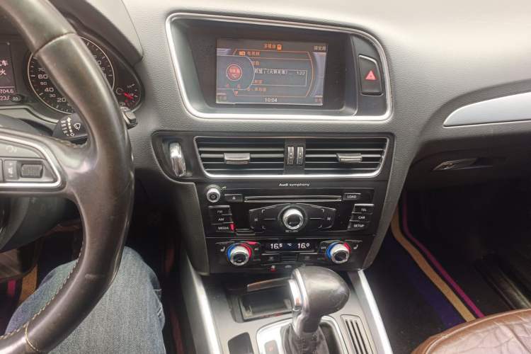 Used Audi Q5 2013 40 TFSI Technology Edition Audio And AC Panel