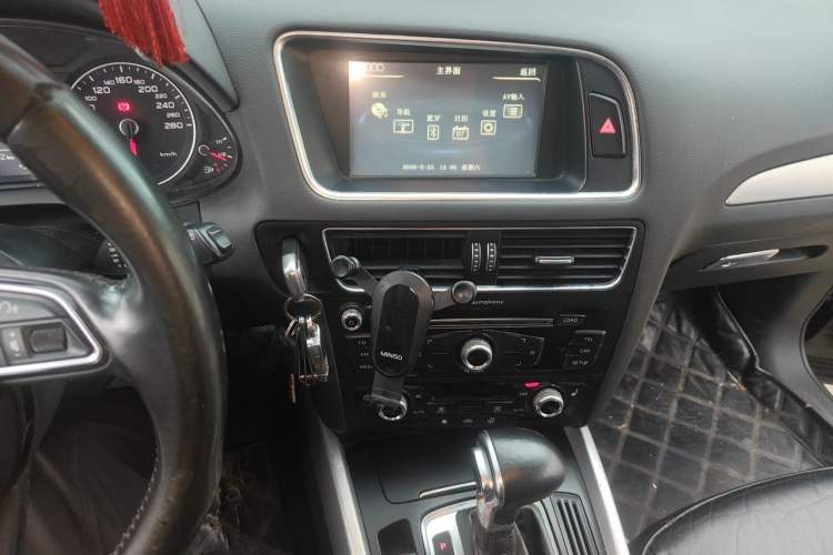 Used Audi Q5 2013 40 TFSI Technology Edition Audio And AC Panel