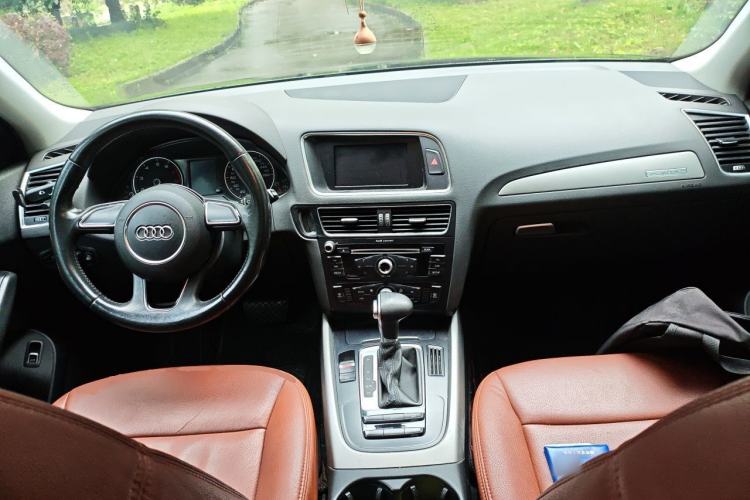Used Audi Q5 2013 40 TFSI Ambition Center Console