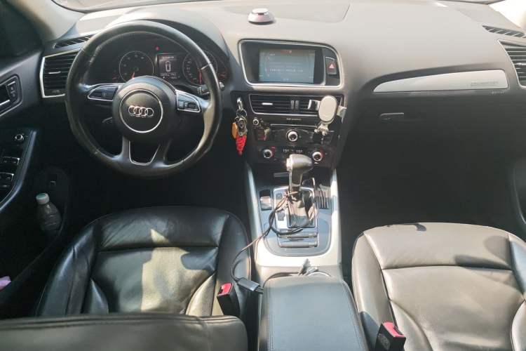 Used Audi Q5 2013 40 TFSI Technology Edition Center Console