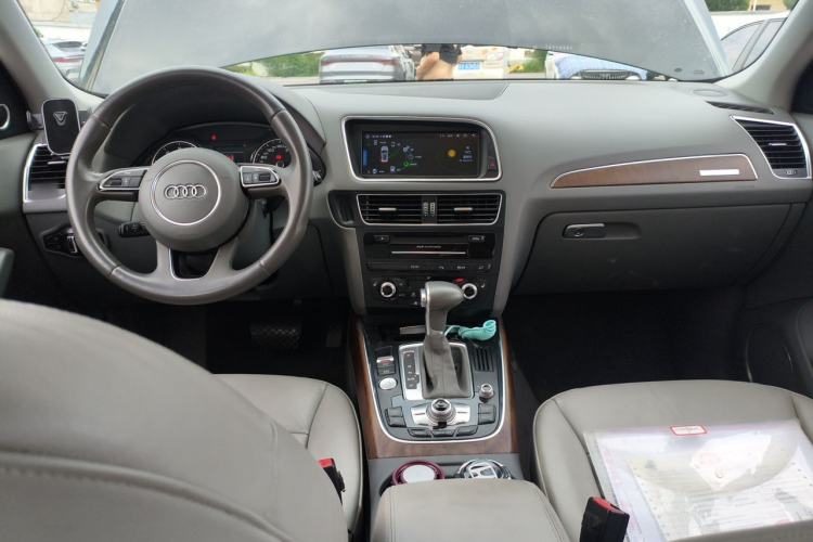 Used Audi Q5 2013 40 TFSI Comfort Edition Center Console