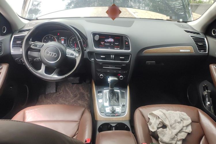 Used Audi Q5 2013 45 TFSI quattro off-road version Center Console