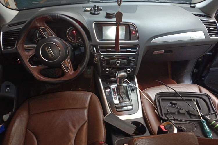 Used Audi Q5 2013 40 TFSI Technology Edition Center Console