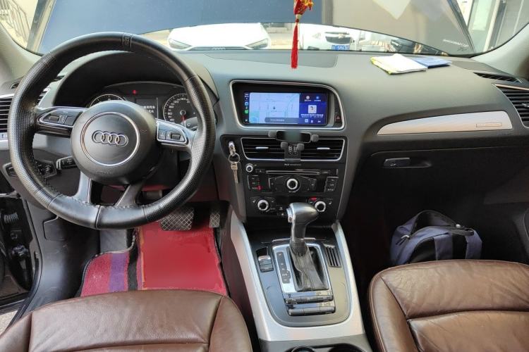 Used Audi Q5 2013 40 TFSI Technology Edition Center Console