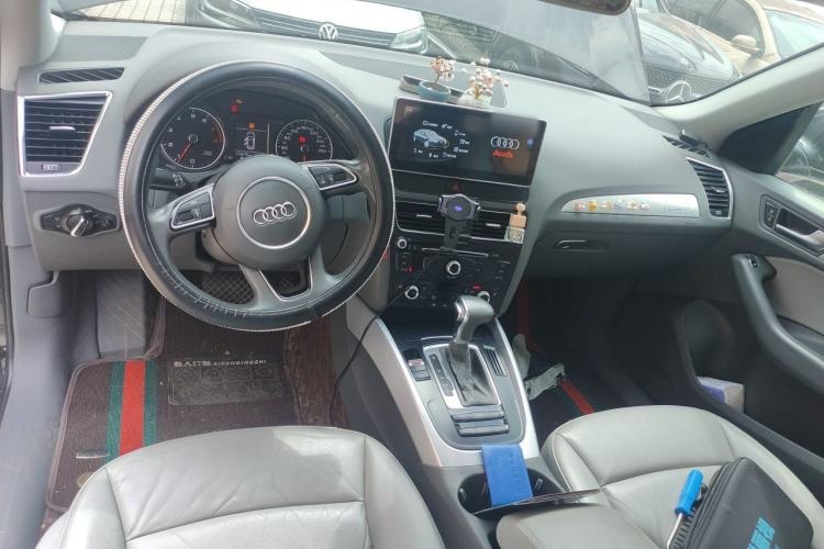 Used Audi Q5 2013 40 TFSI Technology Edition Center Console