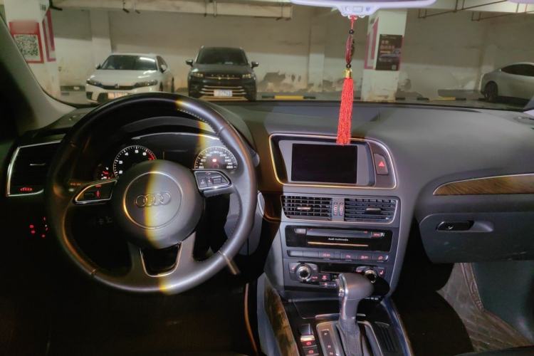 Used Audi Q5 2013 40 TFSI Comfort Edition Center Console