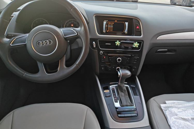 Used Audi Q5 2013 40 TFSI Ambition Center Console