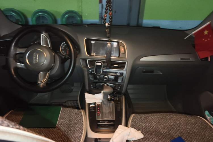 Used Audi Q5 2013 40 TFSI Ambition Center Console