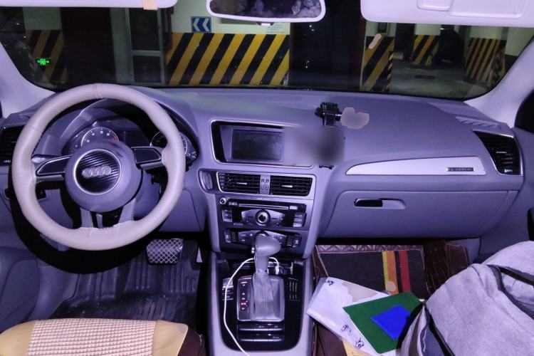 Used Audi Q5 2013 40 TFSI Ambition Center Console