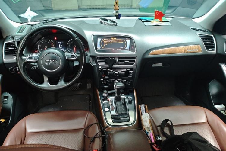 Used Audi Q5 2013 40 TFSI Ambition Center Console