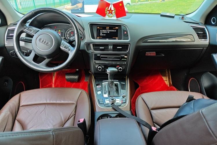 Used Audi Q5 2013 40 TFSI Comfort Edition Center Console