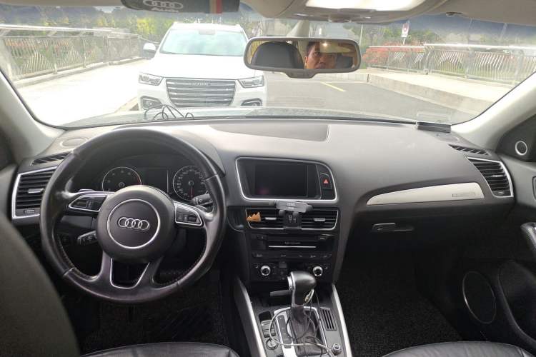 Used Audi Q5 2013 45 TFSI quattro Sport Edition Center Console