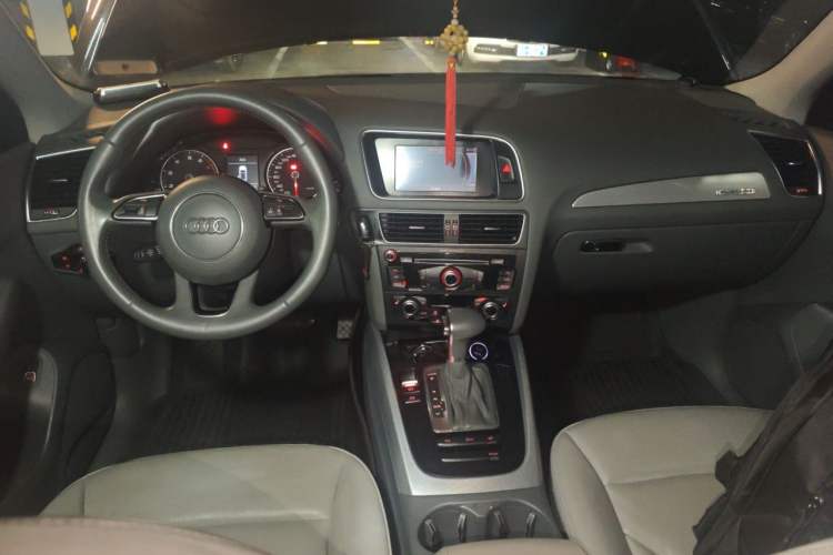 Used Audi Q5 2013 40 TFSI Technology Edition Center Console