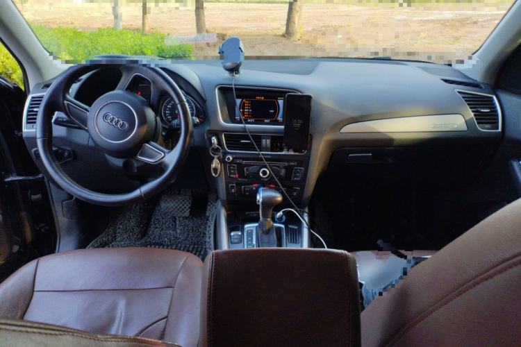 Used Audi Q5 2013 40 TFSI Ambition Center Console