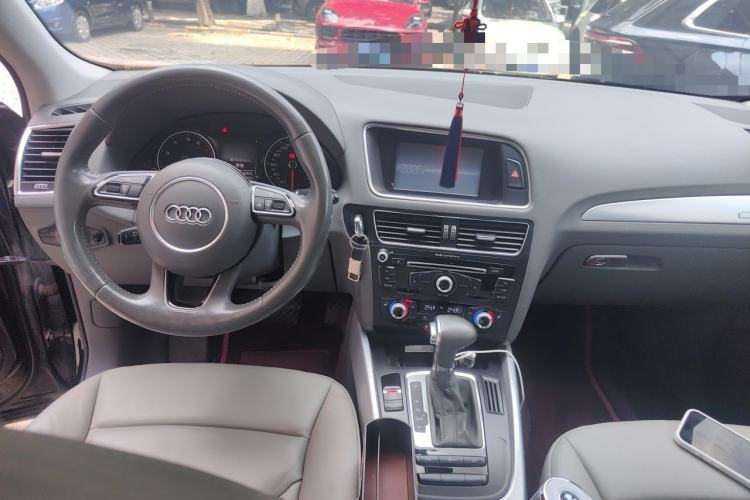 Used Audi Q5 2013 40 TFSI Technology Edition Center Console