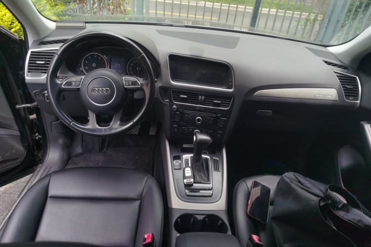 Used Audi Q5 2013 40 TFSI Ambition Center Console